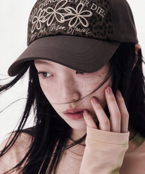 Alternative view of ONGO THREE FLOWER TWO-TONE CAP